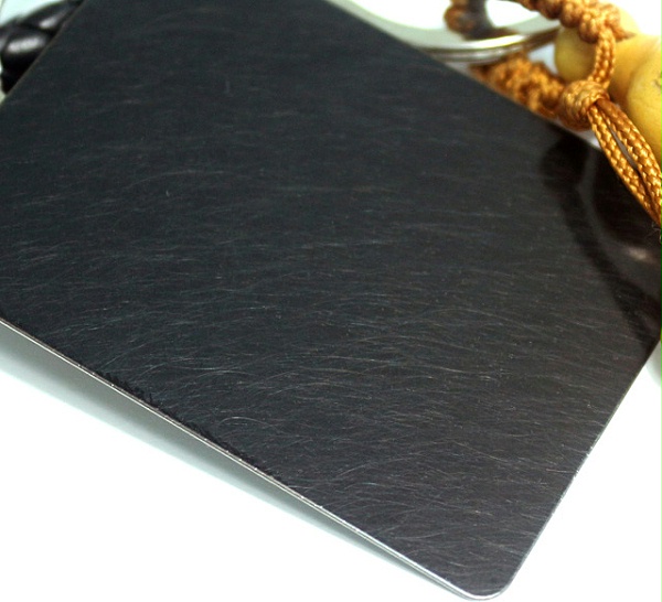 黑钛金不锈钢拉丝板跟黑钛金喷砂板的区别【荣成华金属】